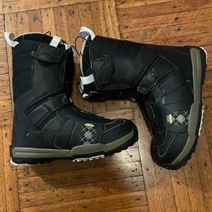 Mens snowboarding boots size 8.5